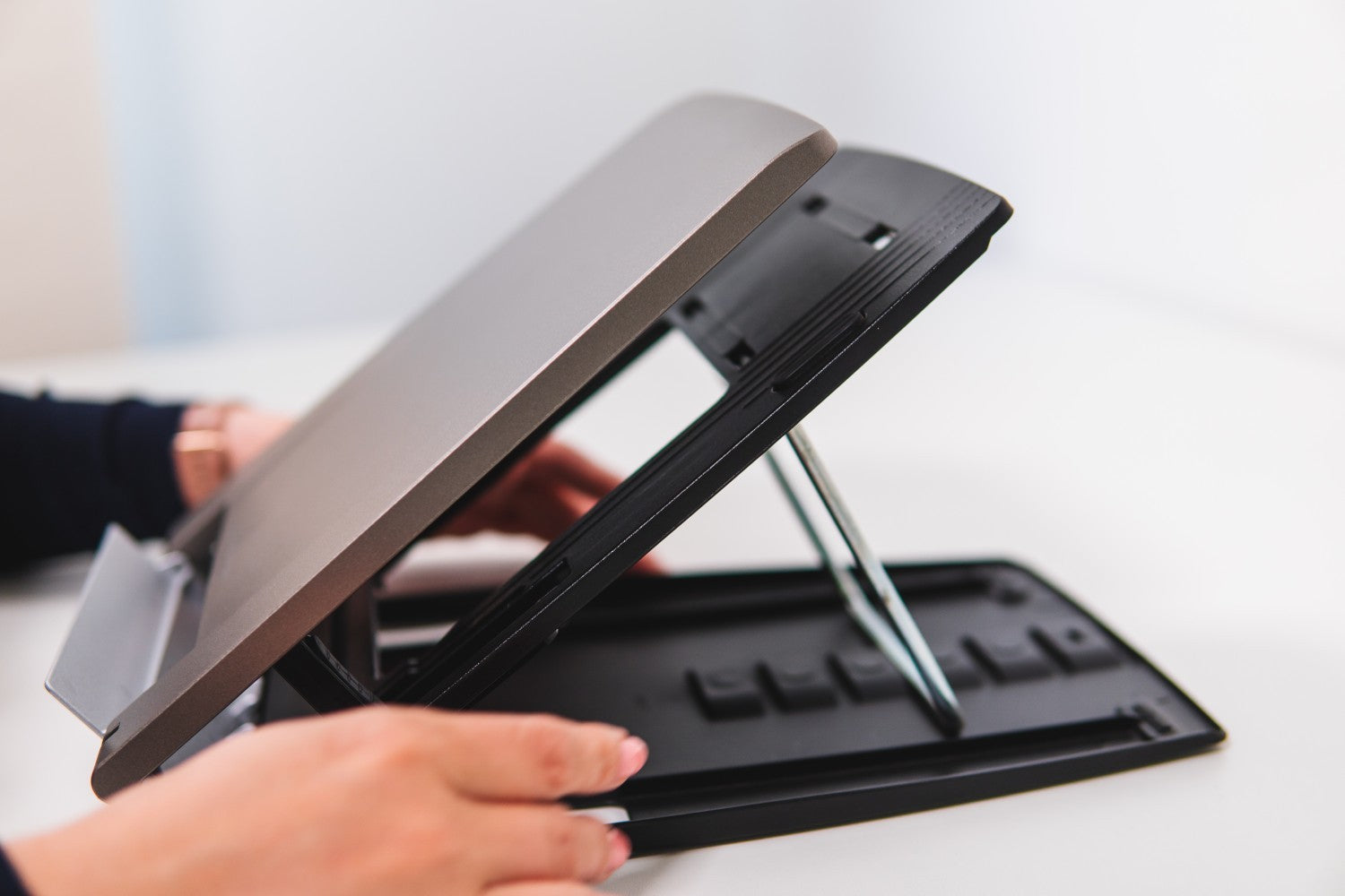 BakkerElkhuizen Ergo-Q 330 laptop stand
