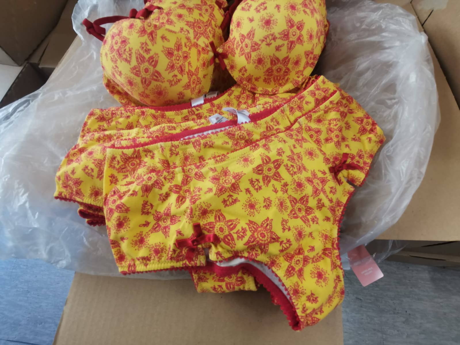 Women's underwear, lingerie and slips, thongs outlet. Mix lingeries and underpants. Great offer