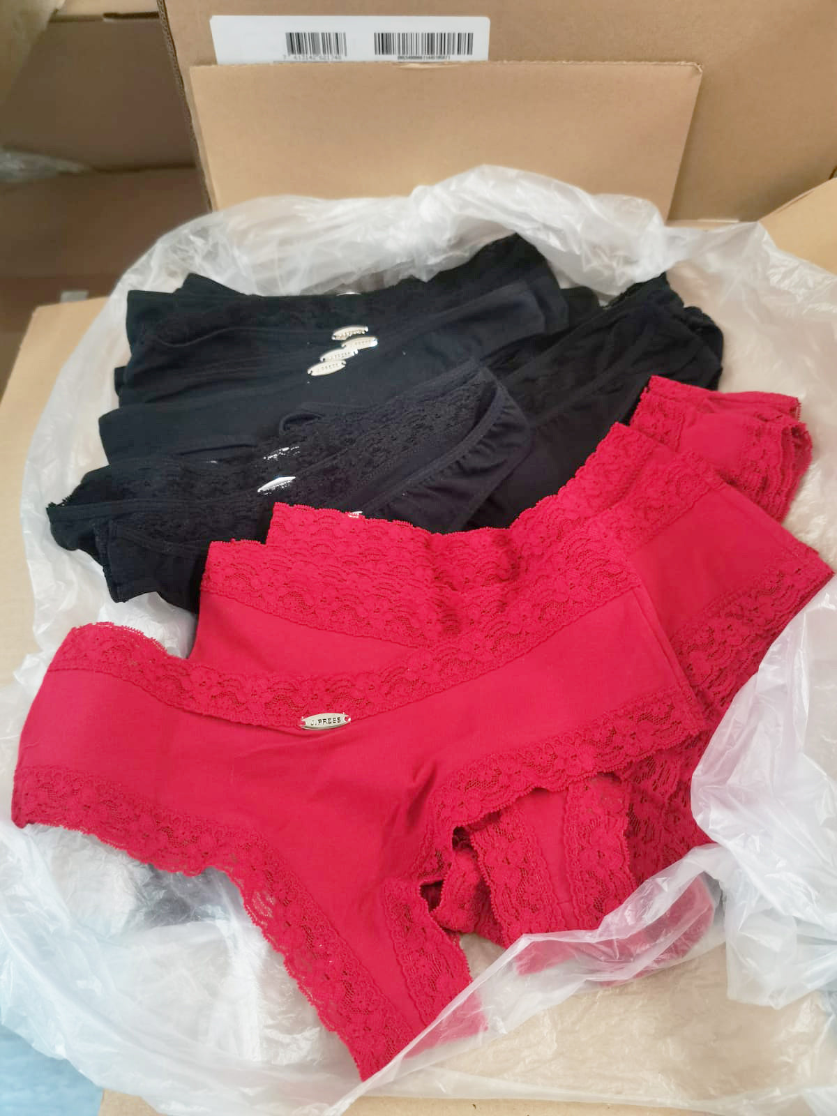 Women's underwear, lingerie and slips, thongs outlet. Mix lingeries and underpants. Great offer